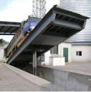 液壓翻板卸車機自動卸料的優勢解析